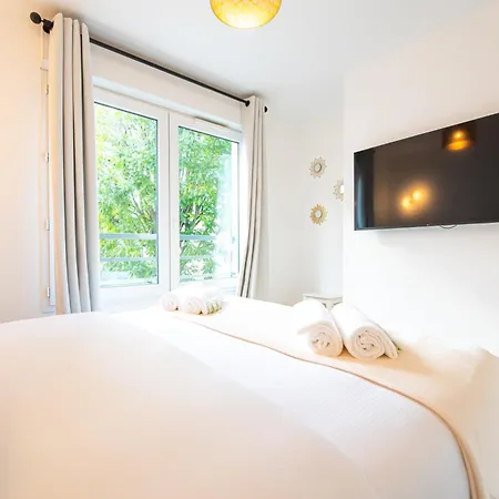 Cia - Flat With Balcony In East Paris, Buttes Chaumont Apartment